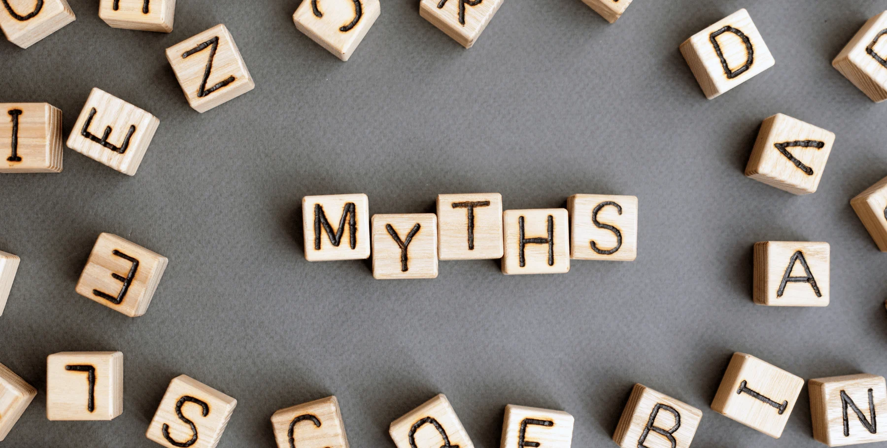 Փայտե տառերը կազմում են անգլերեն myths բառը